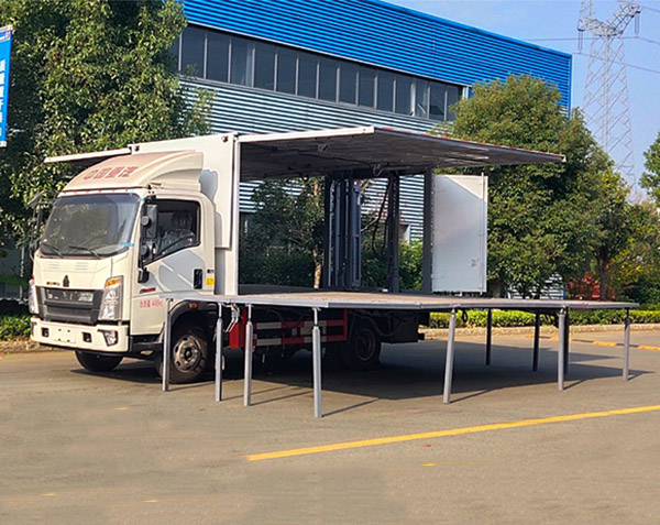 重汽豪沃流动舞台车